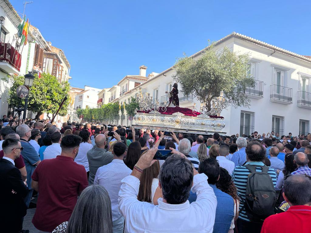 Más de 30.000 personas acudieron a los desfiles procesionales en Vélez-Málaga. 