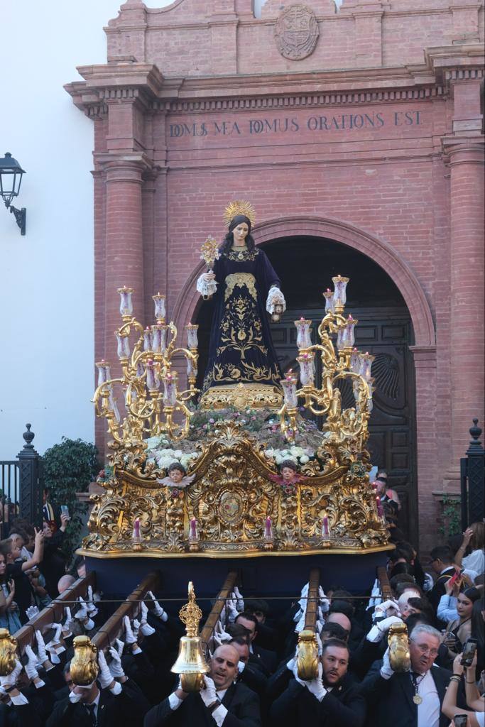 Más de 30.000 personas acudieron este sábado a los desfiles procesionales en Vélez-Málaga. 