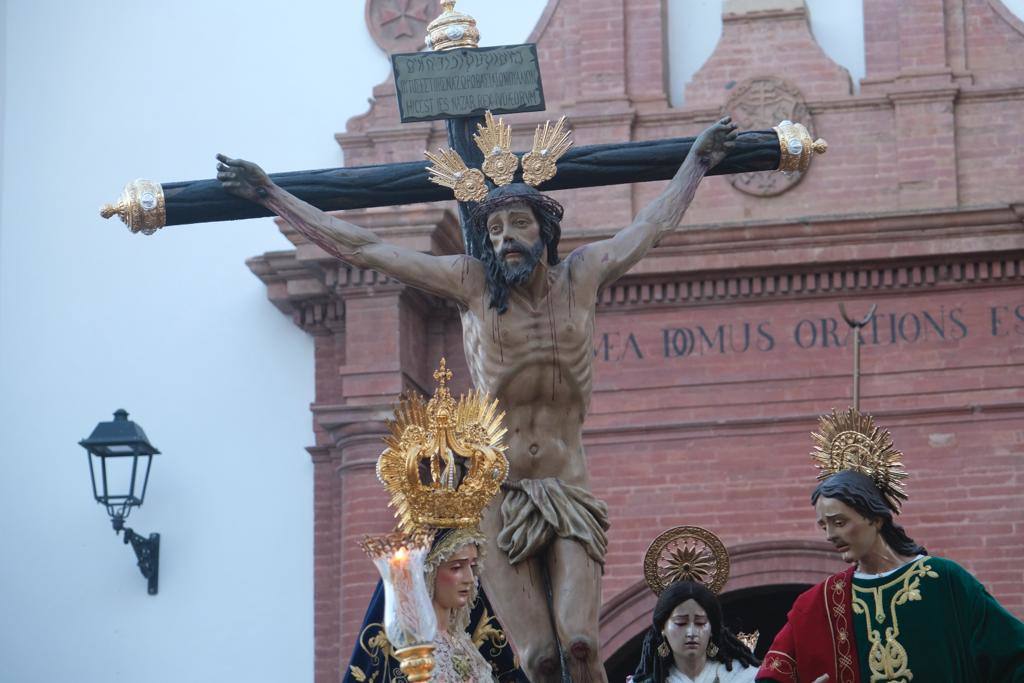 Más de 30.000 personas acudieron este sábado a los desfiles procesionales en Vélez-Málaga. 