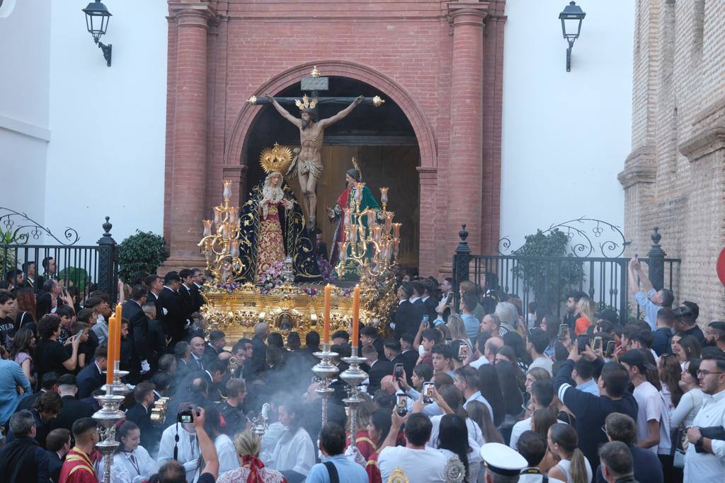 Más de 30.000 personas acudieron este sábado a los desfiles procesionales en Vélez-Málaga. 