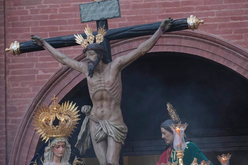 Más de 30.000 personas acudieron este sábado a los desfiles procesionales en Vélez-Málaga. 