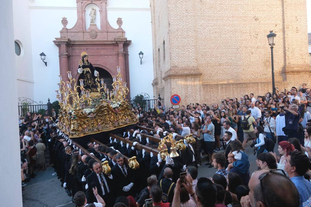 Más de 30.000 personas acudieron este sábado a los desfiles procesionales en Vélez-Málaga. 