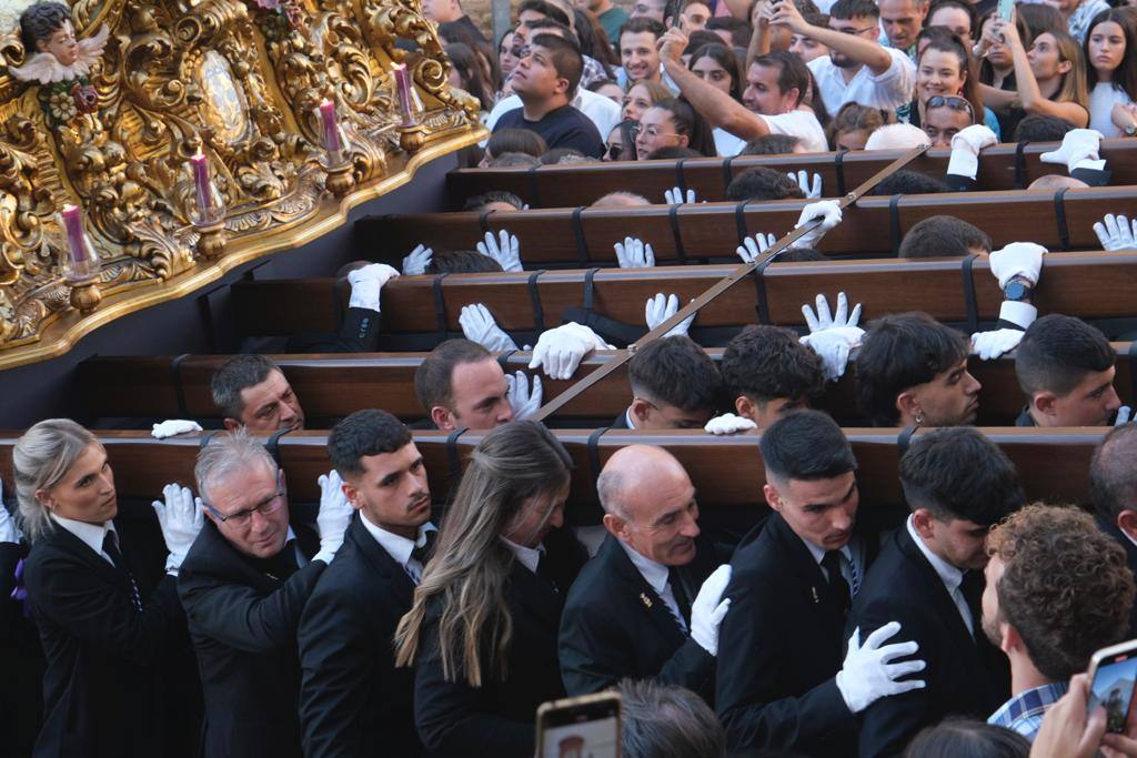 Más de 30.000 personas acudieron este sábado a los desfiles procesionales en Vélez-Málaga. 