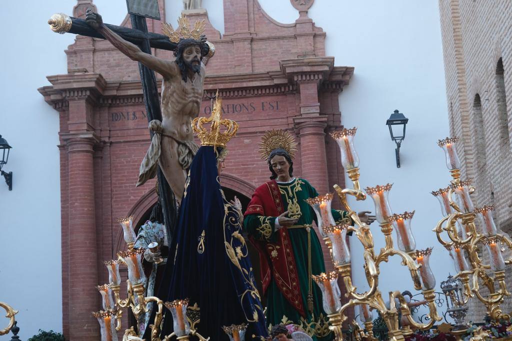 Más de 30.000 personas acudieron este sábado a los desfiles procesionales en Vélez-Málaga. 
