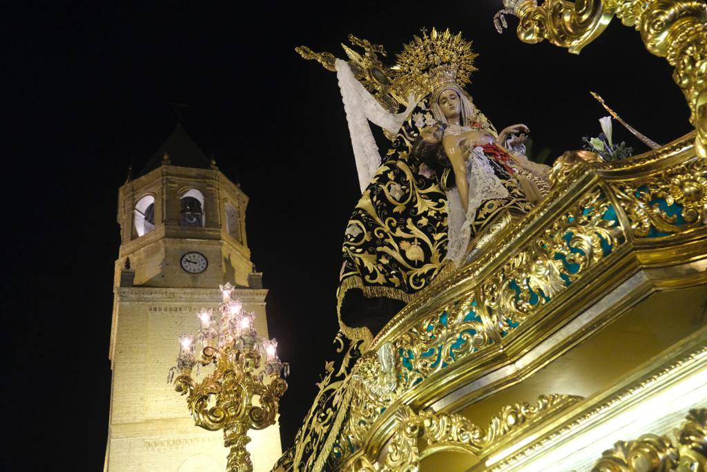 Más de 30.000 personas acudieron este sábado a los desfiles procesionales en Vélez-Málaga. 