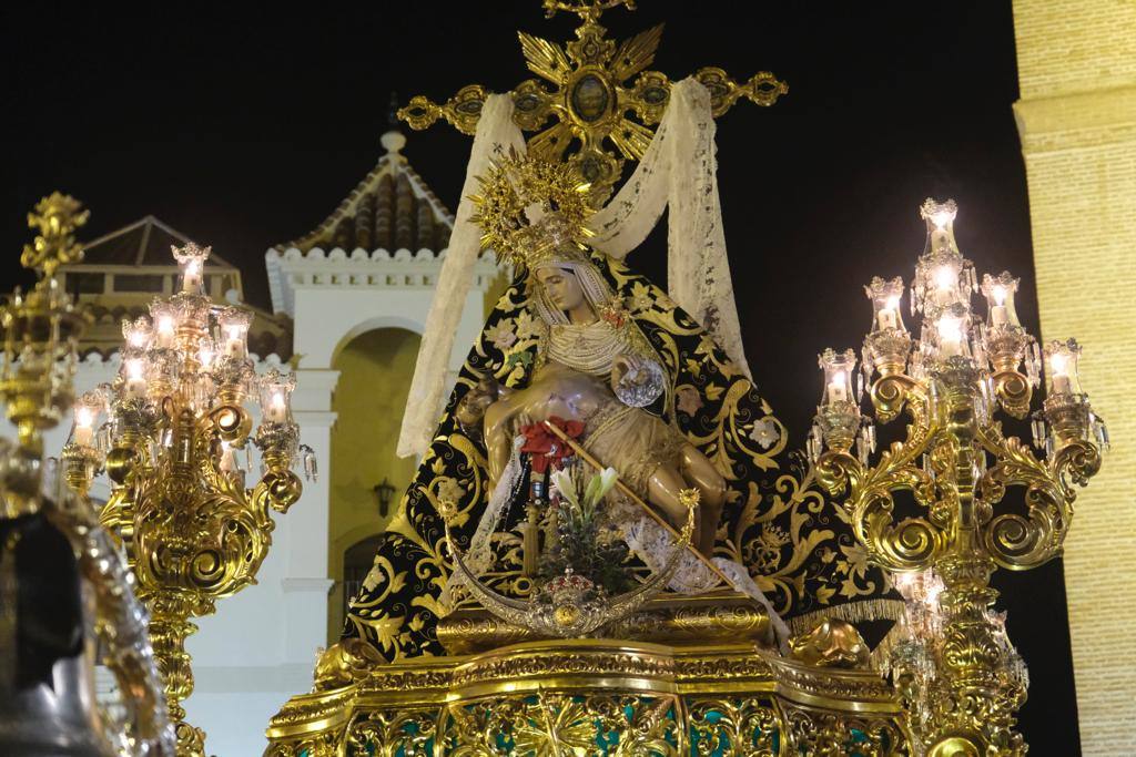 Más de 30.000 personas acudieron este sábado a los desfiles procesionales en Vélez-Málaga. 