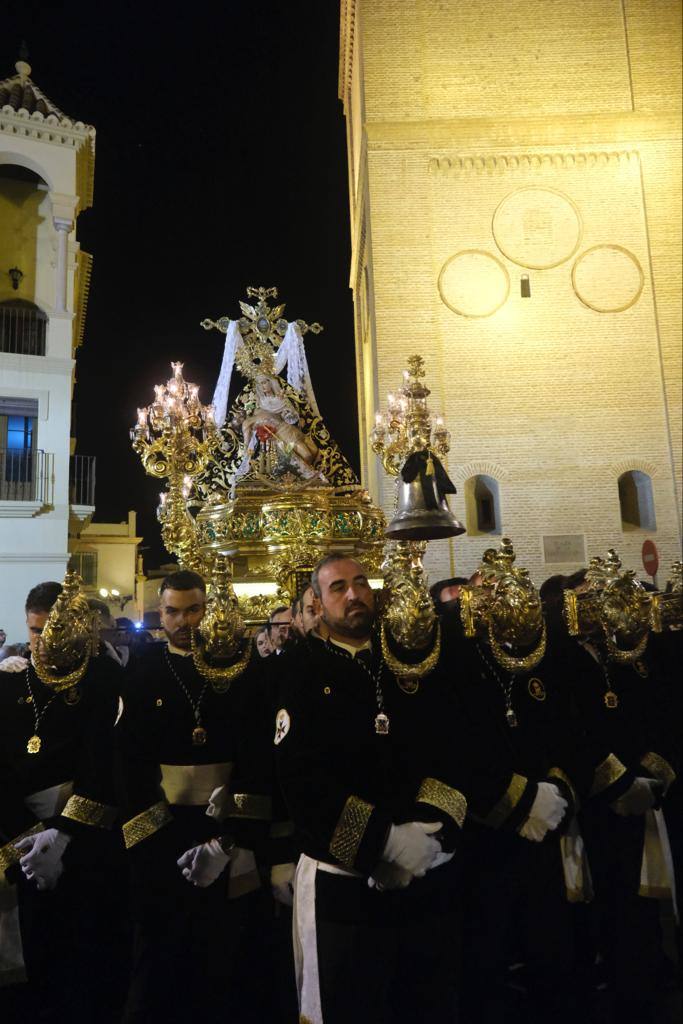 Más de 30.000 personas acudieron este sábado a los desfiles procesionales en Vélez-Málaga. 