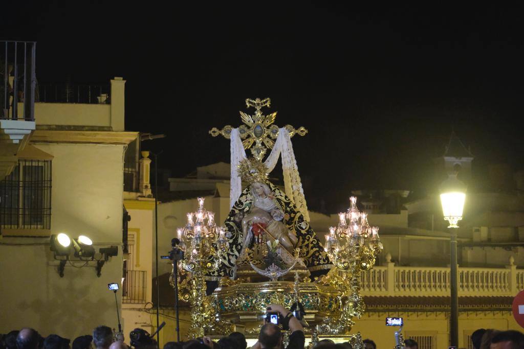 Más de 30.000 personas acudieron este sábado a los desfiles procesionales en Vélez-Málaga. 