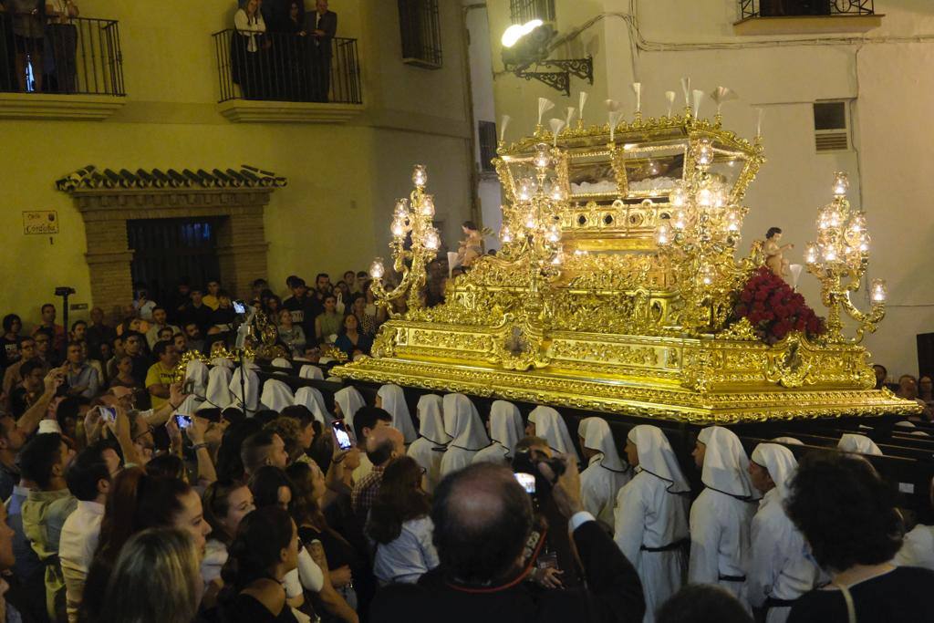 Más de 30.000 personas acudieron este sábado a los desfiles procesionales en Vélez-Málaga. 