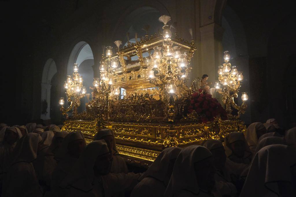 Más de 30.000 personas acudieron este sábado a los desfiles procesionales en Vélez-Málaga. 
