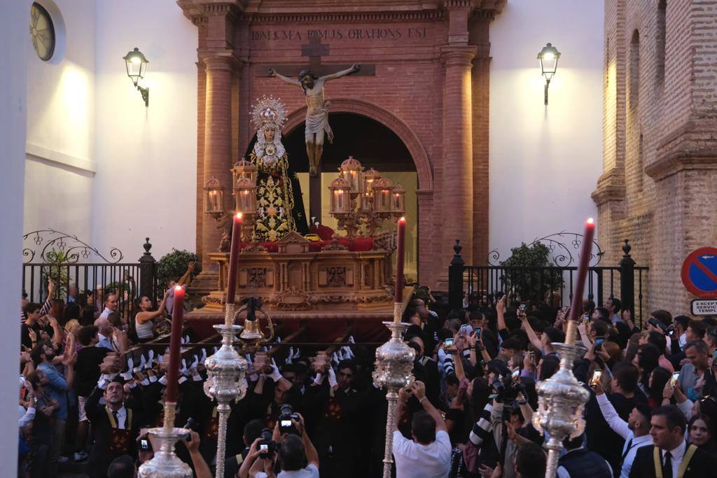 Más de 30.000 personas acudieron este sábado a los desfiles procesionales en Vélez-Málaga. 