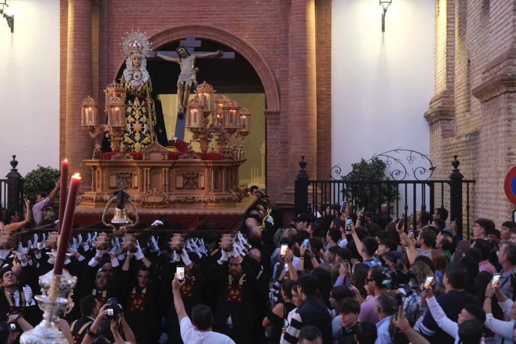 Más de 30.000 personas acudieron este sábado a los desfiles procesionales en Vélez-Málaga. 