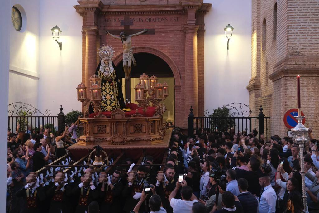 Más de 30.000 personas acudieron este sábado a los desfiles procesionales en Vélez-Málaga. 