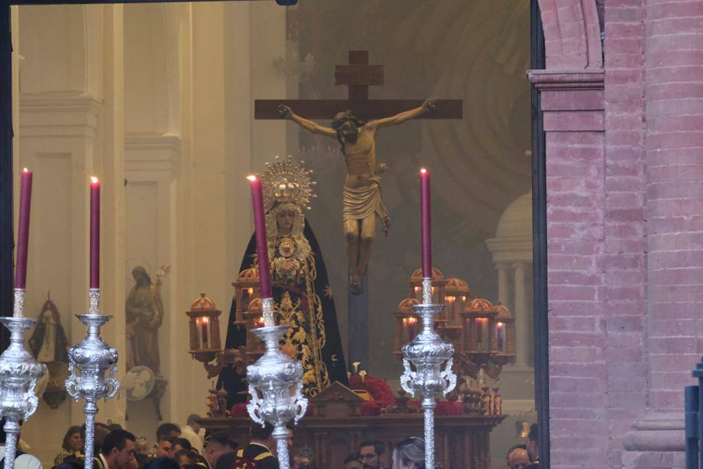 Más de 30.000 personas acudieron este sábado a los desfiles procesionales en Vélez-Málaga. 