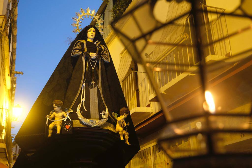 Más de 30.000 personas acudieron este sábado a los desfiles procesionales en Vélez-Málaga. 