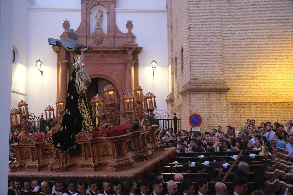 Más de 30.000 personas acudieron este sábado a los desfiles procesionales en Vélez-Málaga. 