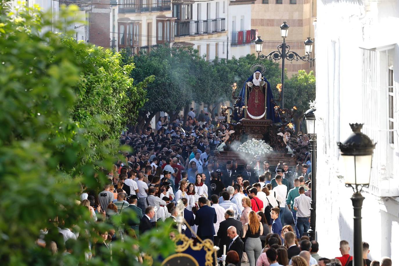 Más de 30.000 personas acudieron a los desfiles procesionales en Vélez-Málaga. 