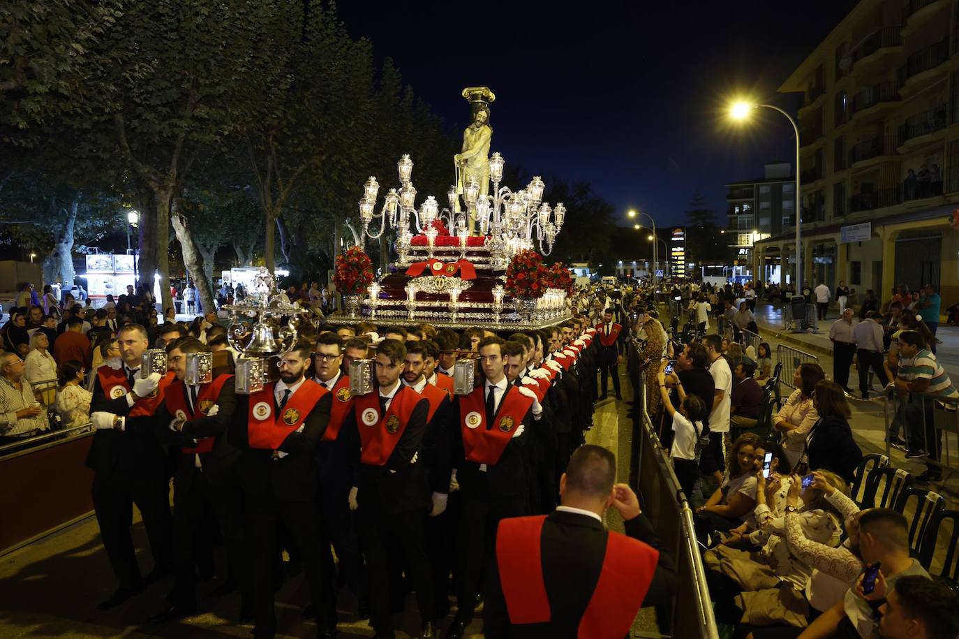 Más de 30.000 personas acudieron este sábado a los desfiles procesionales en Vélez-Málaga. 