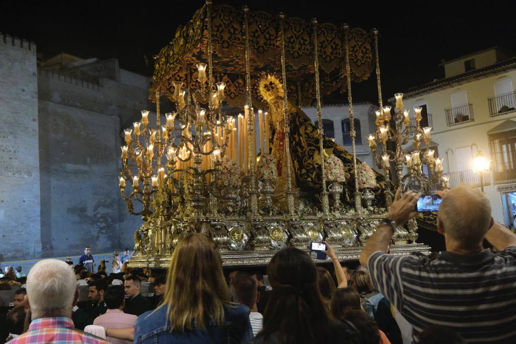 Más de 30.000 personas acudieron este sábado a los desfiles procesionales en Vélez-Málaga. 