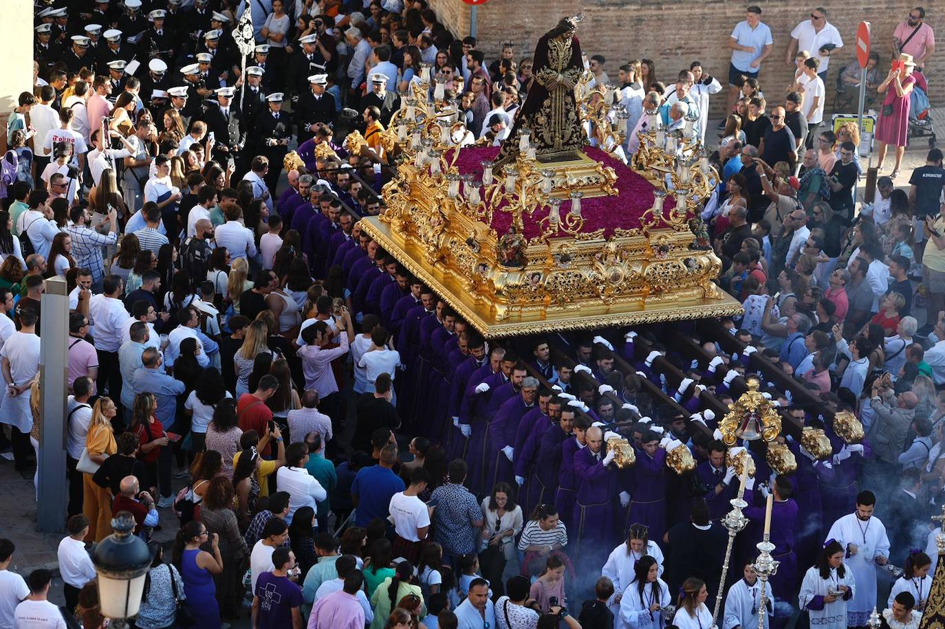 Más de 30.000 personas acudieron a los desfiles procesionales en Vélez-Málaga. 