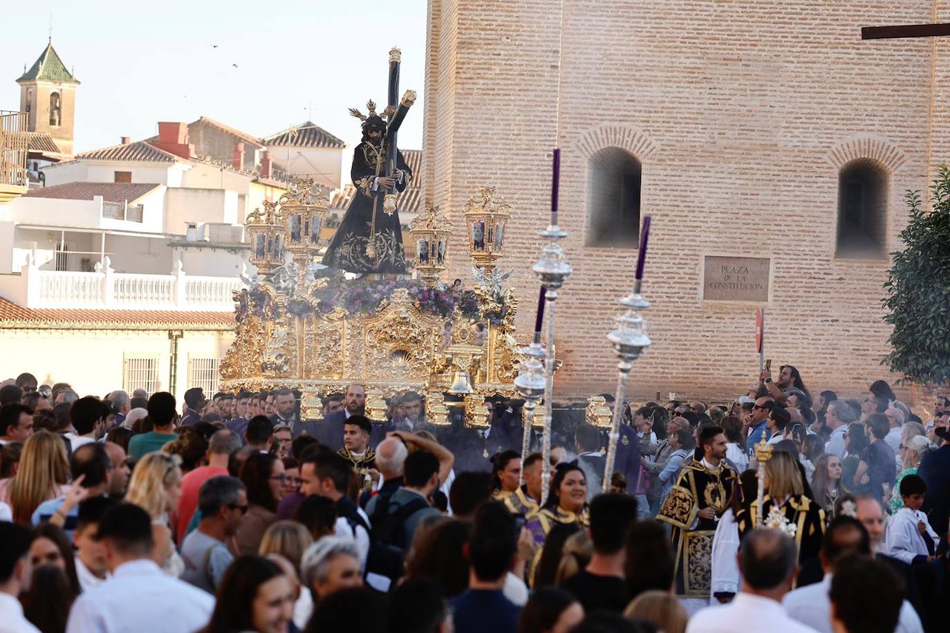 Más de 30.000 personas acudieron a los desfiles procesionales en Vélez-Málaga. 