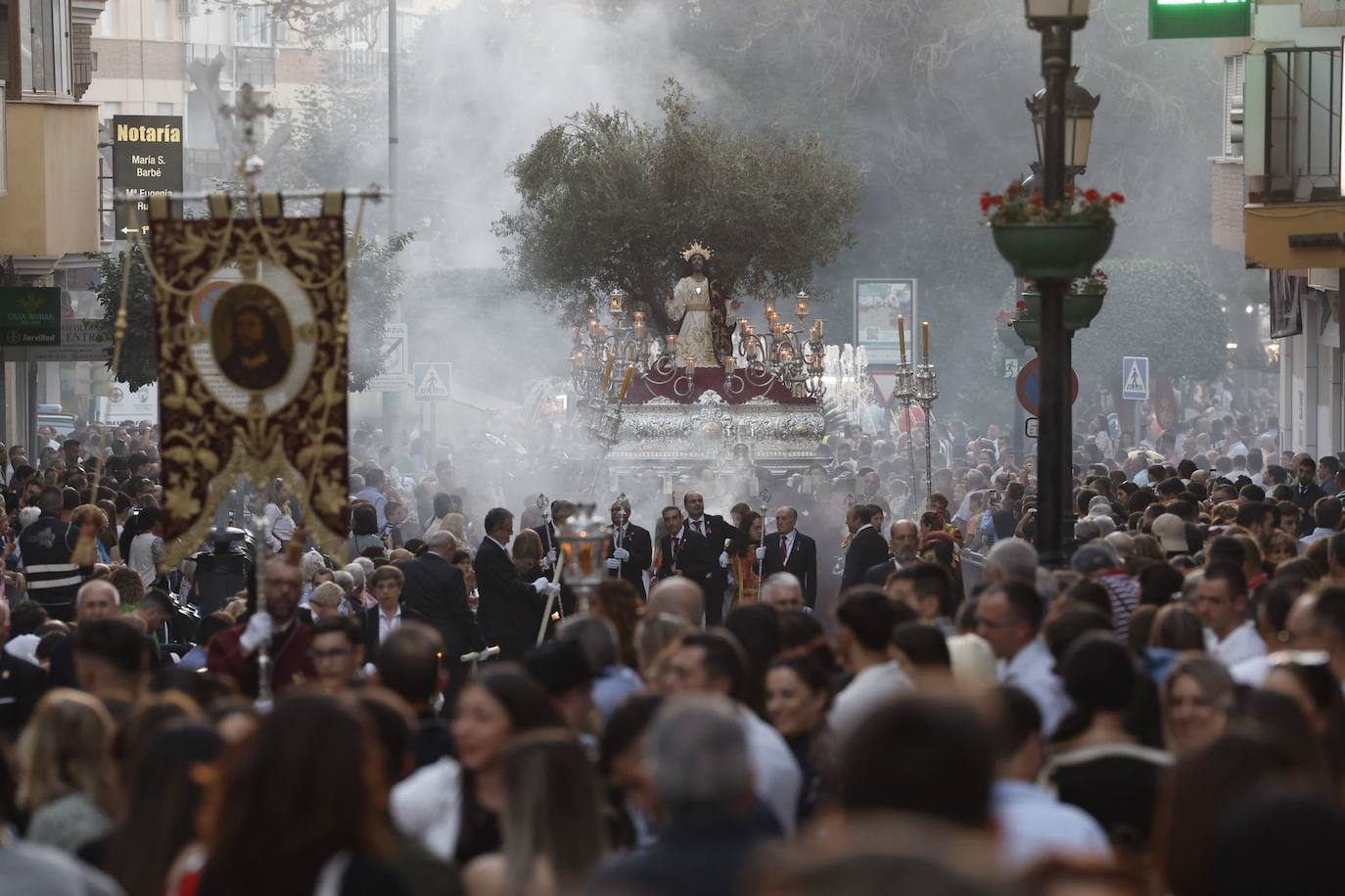 Más de 30.000 personas acudieron a los desfiles procesionales en Vélez-Málaga. 