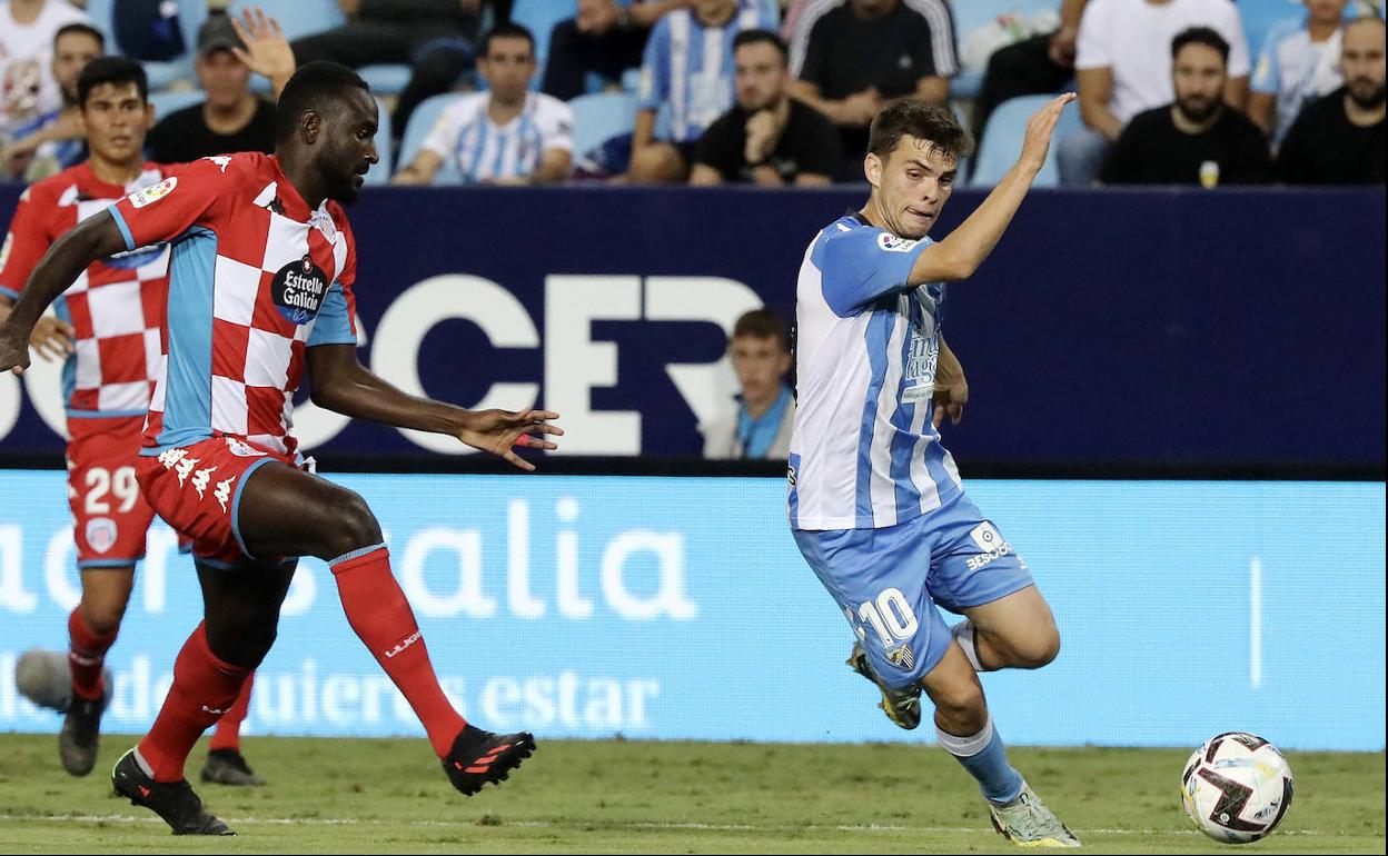 Febas conduce el balón durante el encuentro ante el Lugo. 