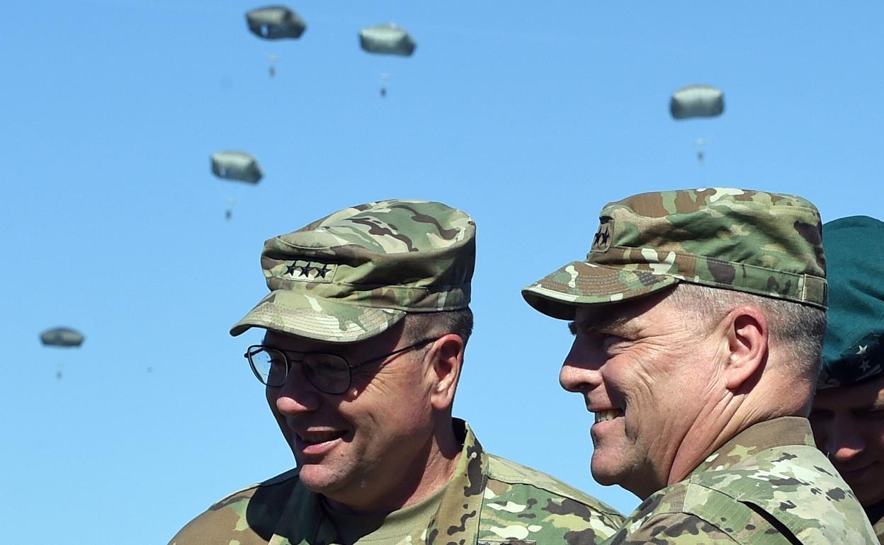 El general Ben Hodges, a la izquierda, convera con su homólogo Mark Milley durante unos ejercicios militares realizados en Polonia en 2018. 