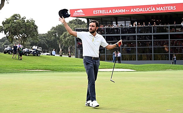 Hidalgo, ayer en el hoyo del 18, saluda emocionado al público que lo ha apoyado durante todo el Andalucía Masters.