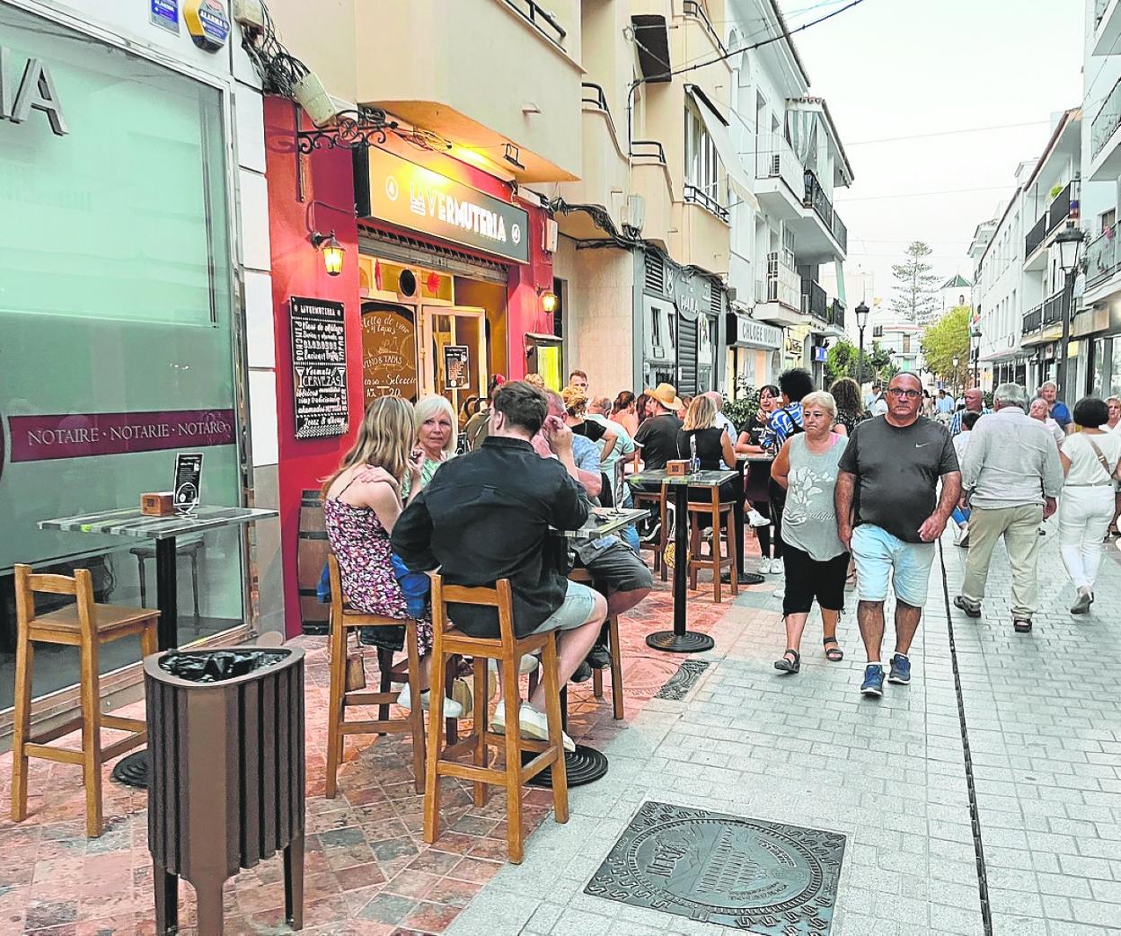 Terrazas en la céntrica calle Diputación de Nerja durante la recién terminada feria. e. cabezas