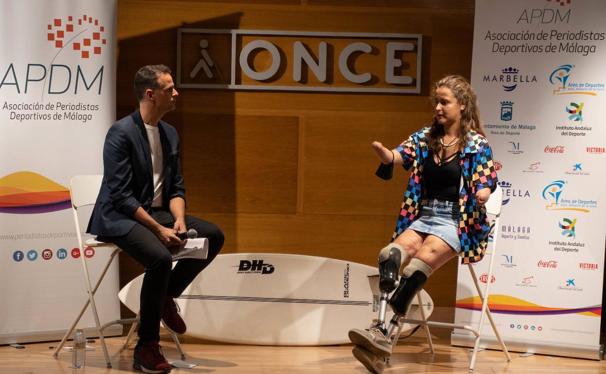 El periodista Julio Rodríguez, junto a la deportista Sarah Almagro en el encuentro celebrado en la ONCE. 