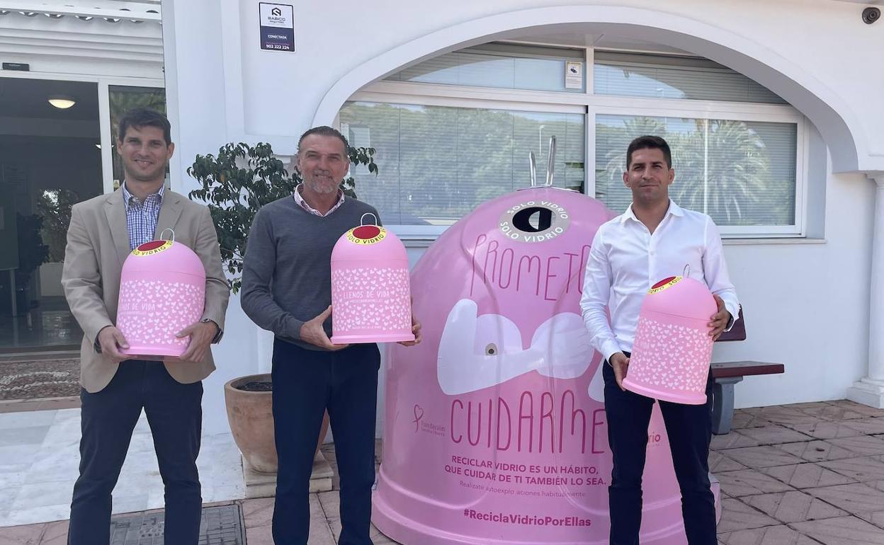 Juan Luis Villalón, delegado de Residuos Sólidos Urbanos, José Antonio Mena y Jesús Gutiérrez, gerente de Ecovidrio presentan 'Recicla por ellas'. 