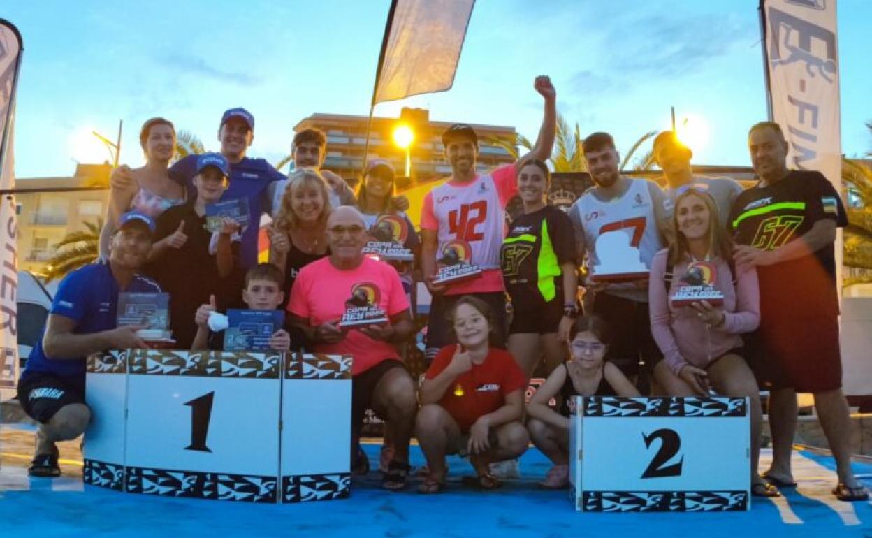 Los pilotos nerjeños, con sus trofeos en el podio de la localidad murciana de Mazarrón. 