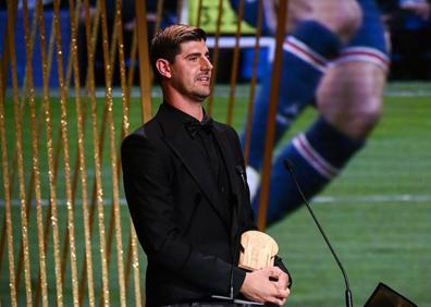 Imagen secundaria 1 - Gavi, Courtois y Lewandowski, con los Trofeos Kopa, Yashin y Müller.