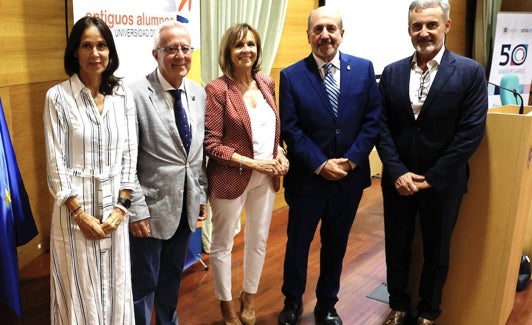 Mariano Esteba, con su presentador y organizadores del acto. 