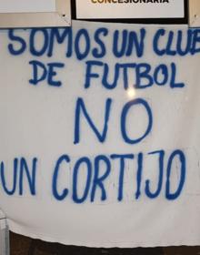 Imagen secundaria 2 - Aparecen pancartas contra los dirigentes del Málaga a las puertas de los juzgados