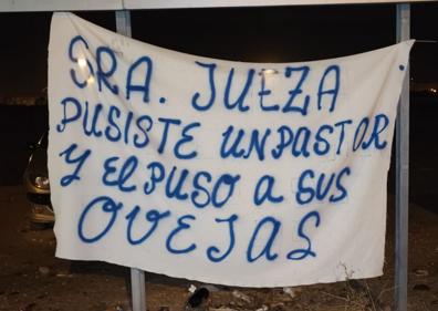 Imagen secundaria 1 - Aparecen pancartas contra los dirigentes del Málaga a las puertas de los juzgados
