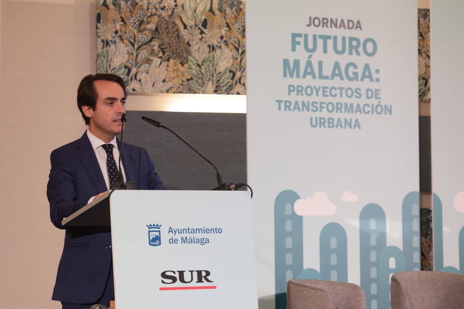 El foro, organizado por el Ayuntamiento de la capital y SUR, cuenta con la presencia de expertos en infraestruturas y proyectos.