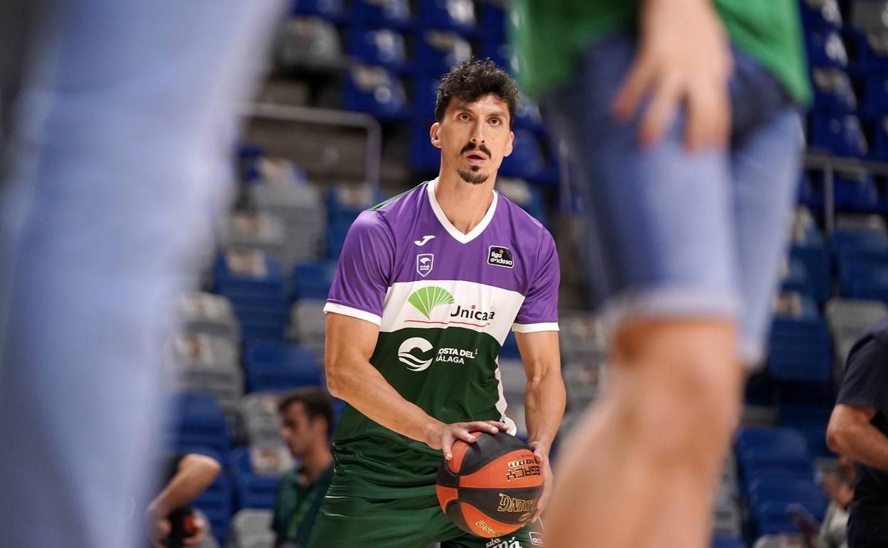 Djedovic, durante un calentamiento en el Carpena. 