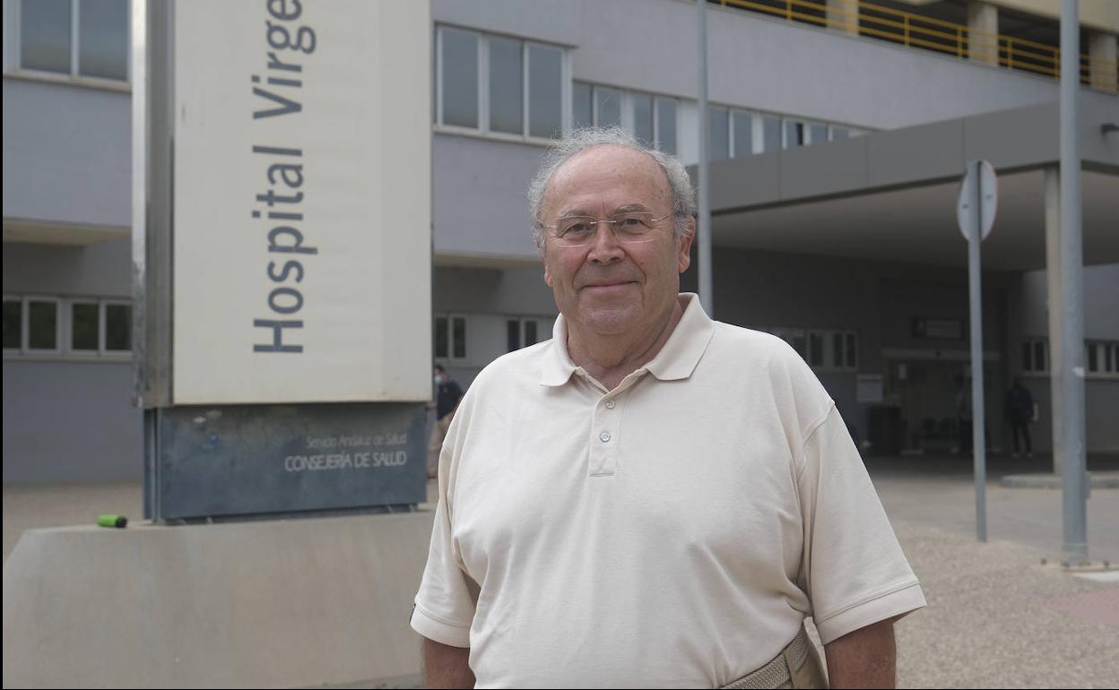 Manuel Márquez, junto al Hospital Clínico, centro en el que trabajó muchos años. 