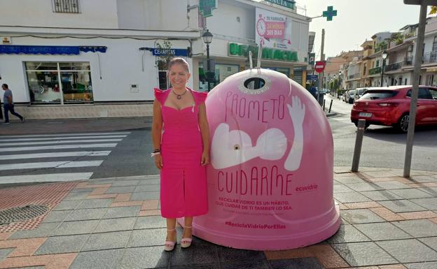 La edil de Limpieza, Laura Moreno, presenta el contenedor rosa de la campaña 'Recicla vidrio por ellas'