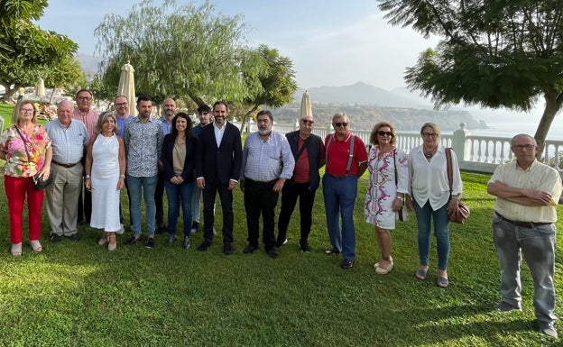 Foto de familia de dirigentes y militantes del PSOE de Nerja, este miércoles en el Parador de Turismo. 