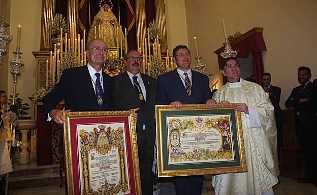 Reales, recogiendo el pergamino de la hermandad almonteña, madrina de la coronación de la Novia de Málaga. 