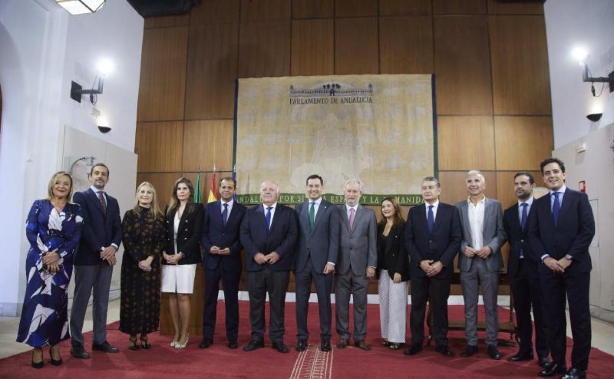 Foto de familia de los miembros del consejo de administración de la RTVA. 