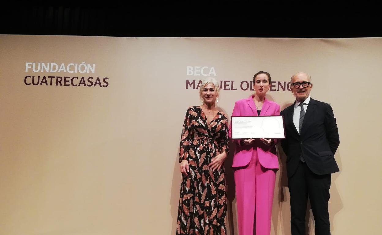 Irene Sánchez, con la consejera de Educación, Patricia del Pozo, y el vicepresidente de la Fundación Cuatrecasas, Rafael Fontana. 