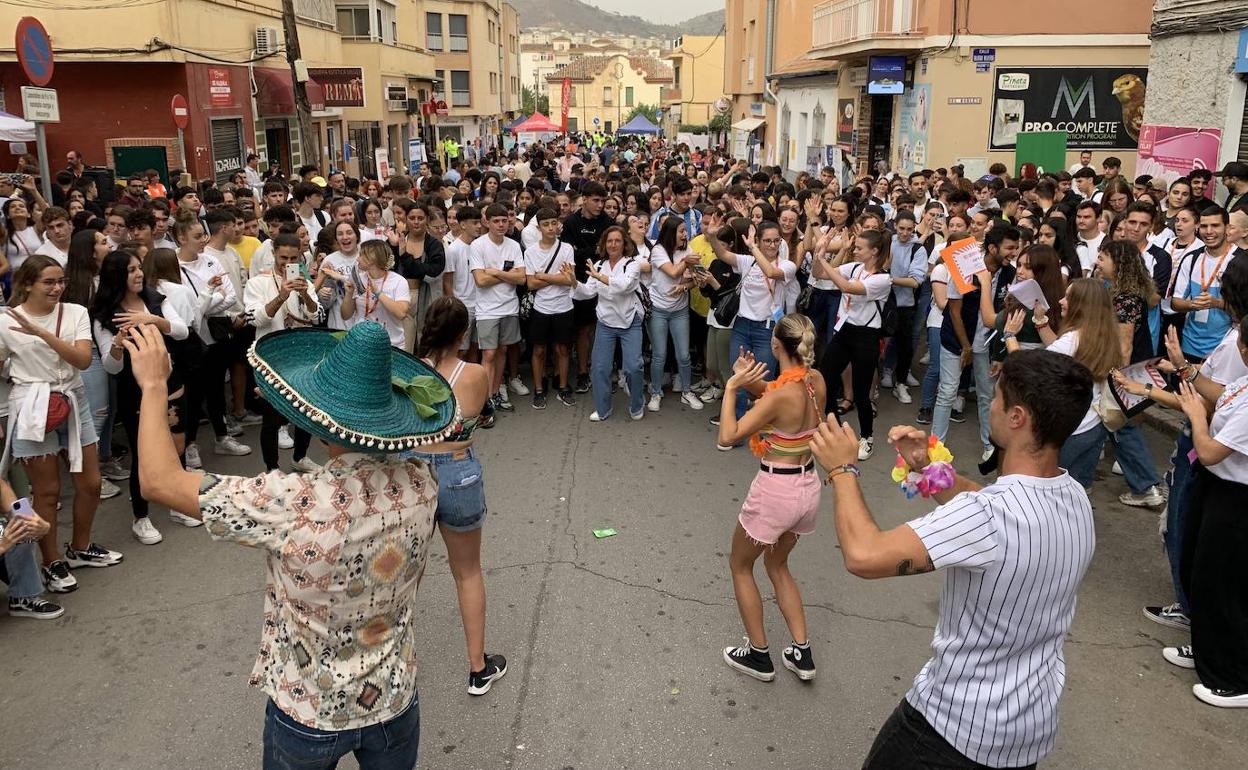 Más de 700 jóvenes se citaron en la calle José Tallaví para la jornada de 'Opportunity Morning'. 