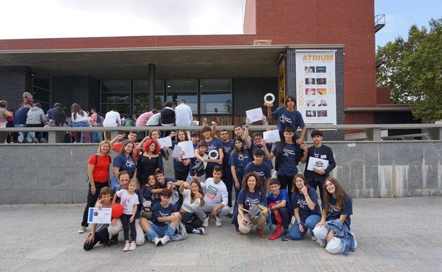 Profesores y alumnos, con los diplomas de ganadores del certamen. 