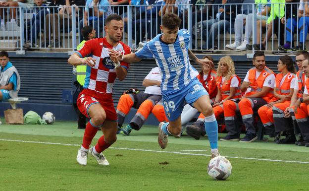 Cristian se marcha de un rival del Lugo con el balón controlado por banda izquierda. 