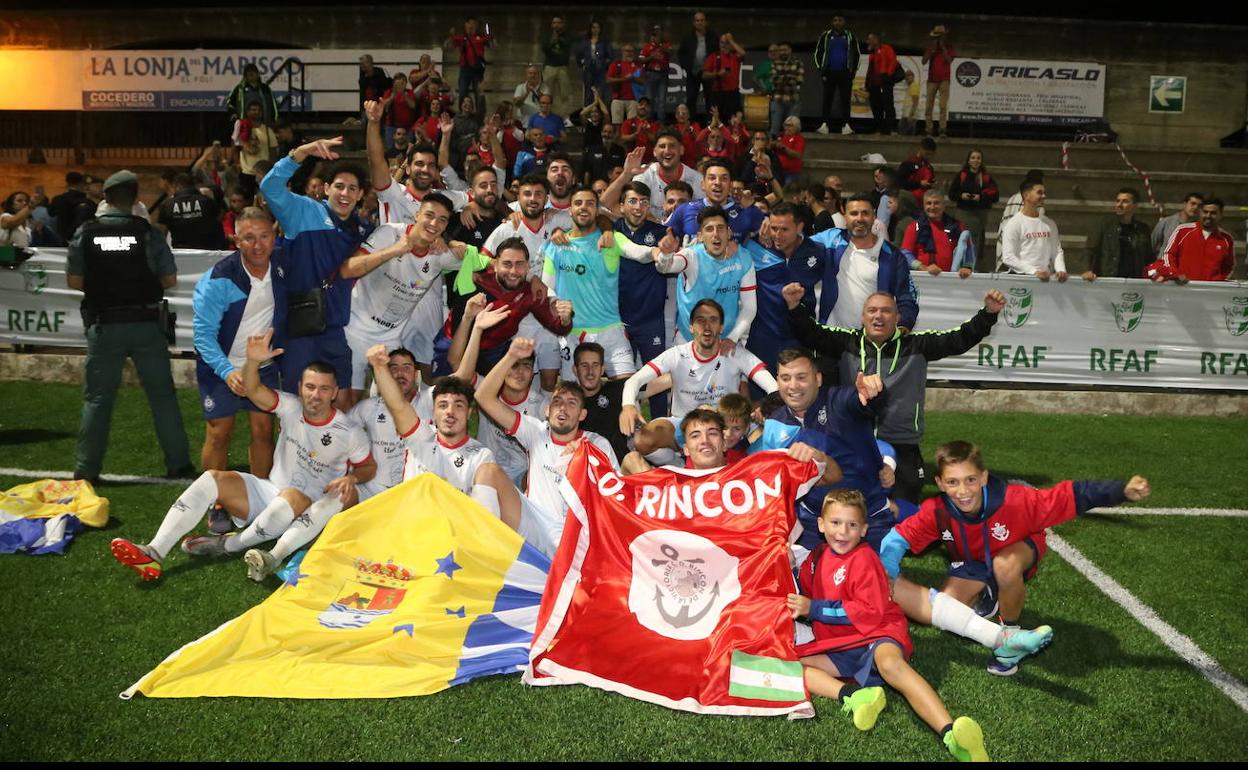 Los jugadores del Rincón celebran la nueva gesta conseguida. 