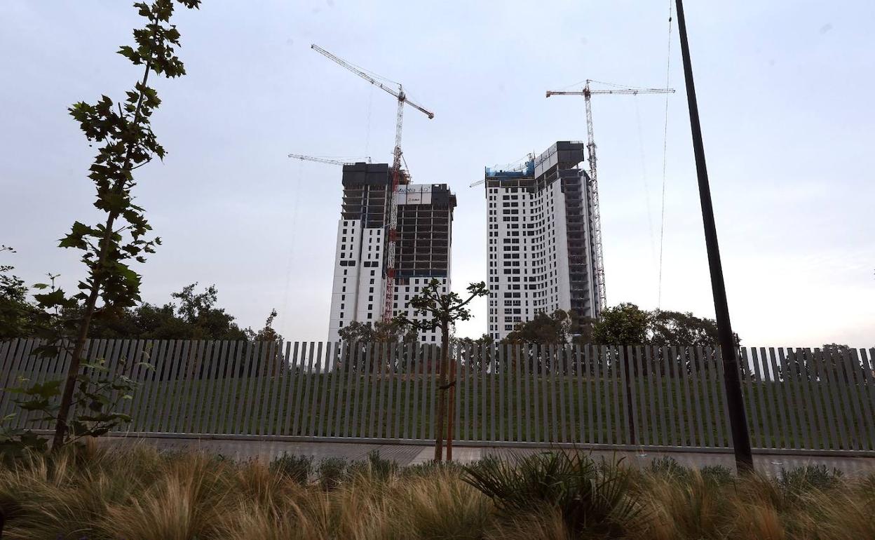 Aspecto actual de las obras de las dos torres que AQ Acentor levanta en los suelos de Martiricos. 